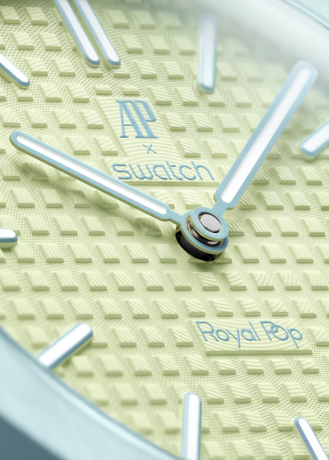 swatch sc01 26 Bioceramic Royal Pop BLAUE ACHT Close up DIAL HD